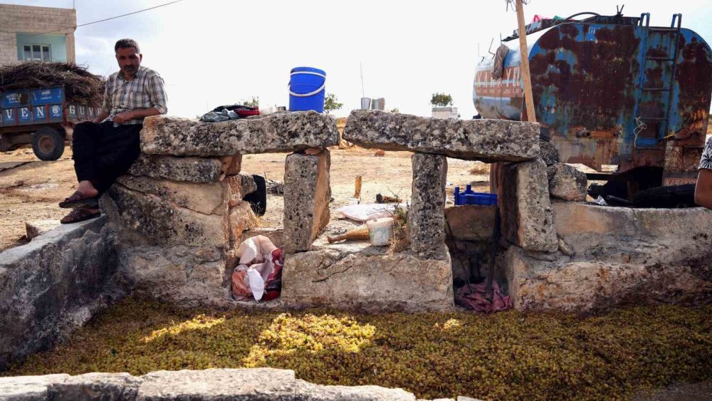 Gaziantep'te bir asırdır geleneksel yöntemlerle üzüm pekmezi yapıyorlar