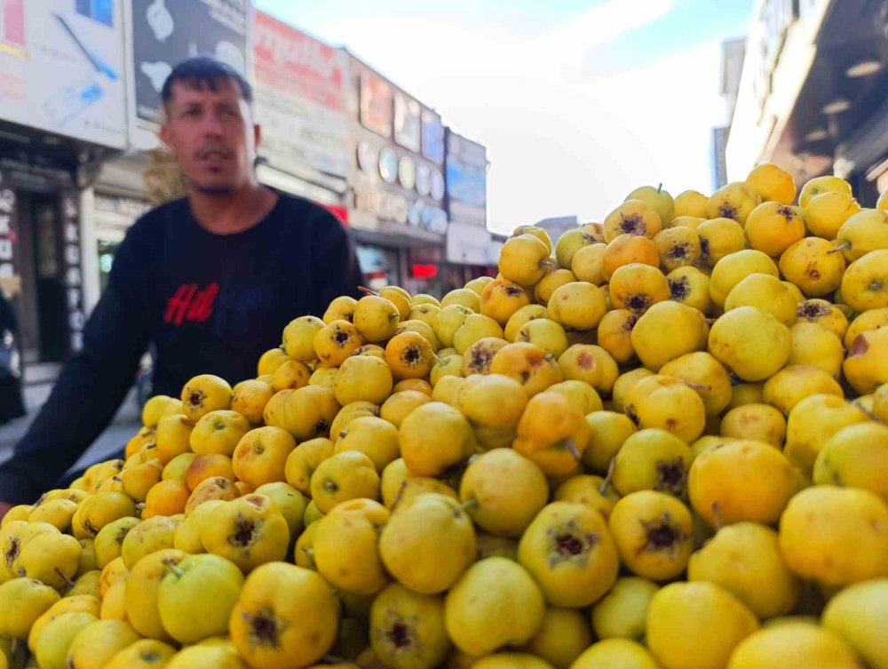 Kışın habercisi alıç (yumuşan), tezgahtaki yerini aldı