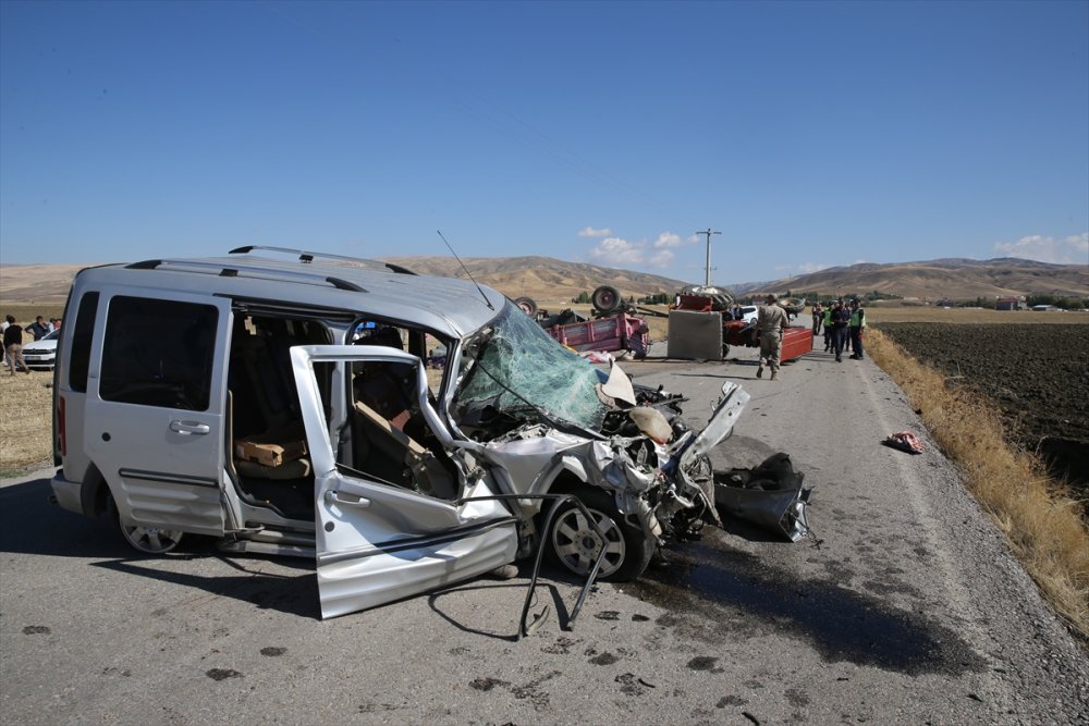 Muş'ta 3 aracın karıştığı trafik kazasında 10 kişi yaralandı