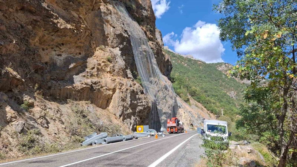 Tunceli’de kaya düşmelerinin ölüm ve yaralanmalara neden olduğu yola çelik ağ