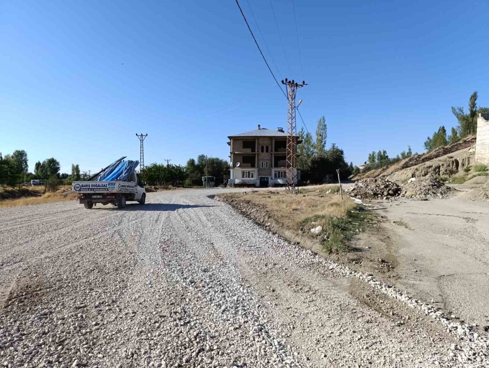 Van’da iki mahalleyi birbirine bağlayan yol tekrar trafiğe açıldı