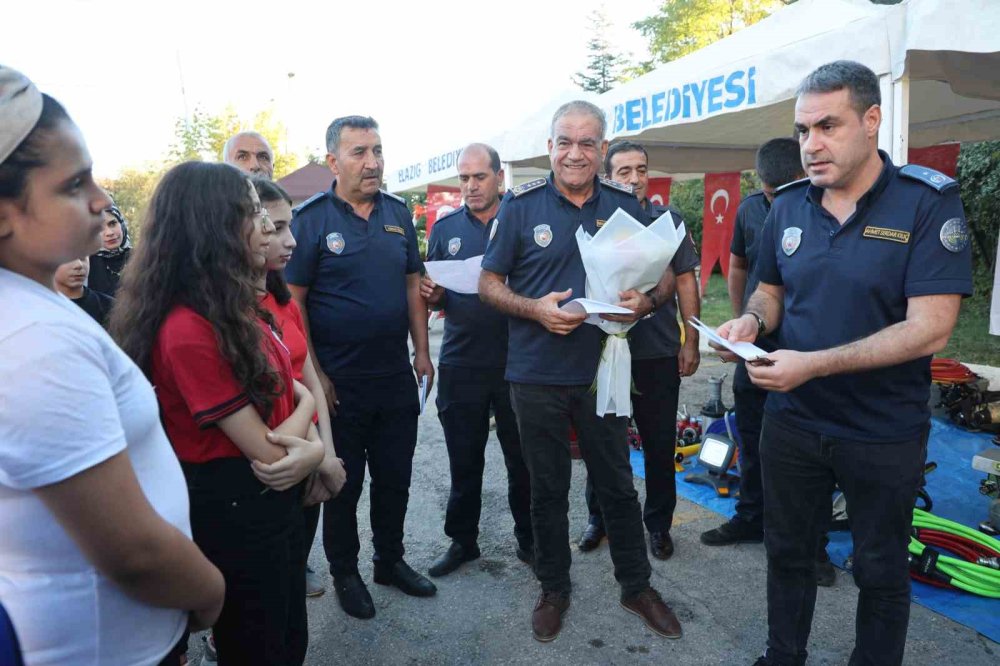 Elazığ'da öğrencilerin ziyaret ettiği depremzede itfaiyecilere anlamlı not