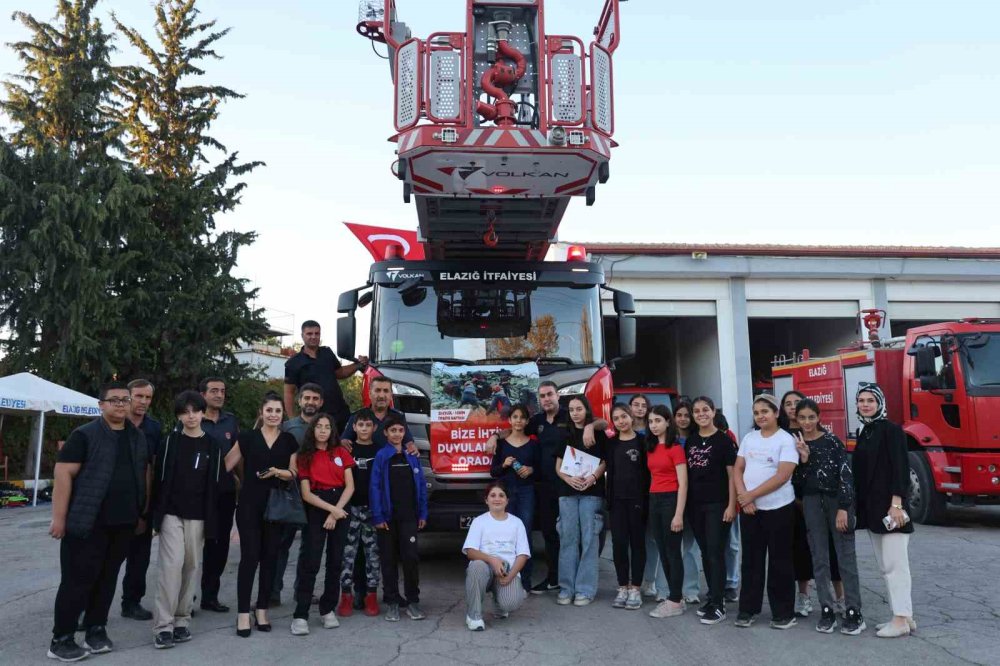 Elazığ'da öğrencilerin ziyaret ettiği depremzede itfaiyecilere anlamlı not