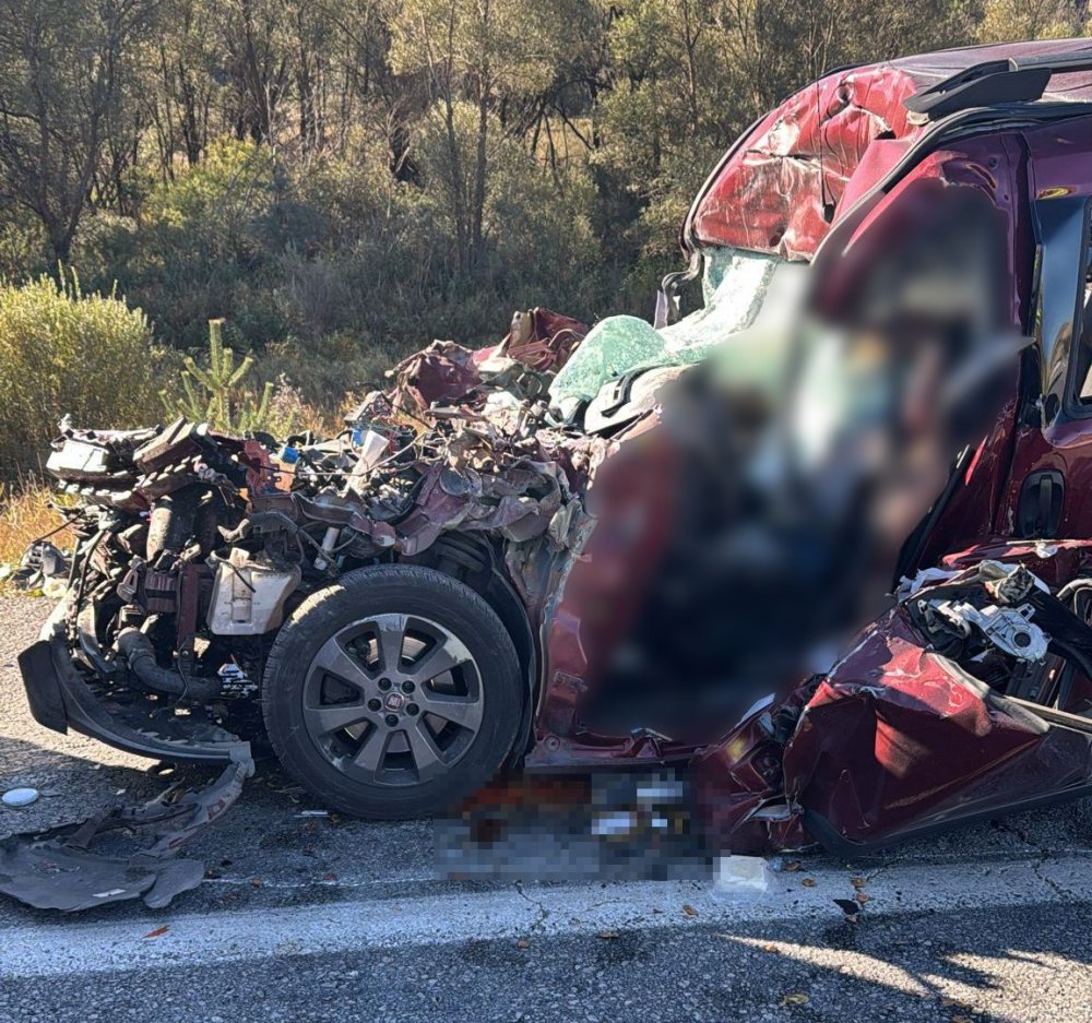 Erzincan’da  otomobil tıra çarptı: 3 ölü, 2 ağır yaralı