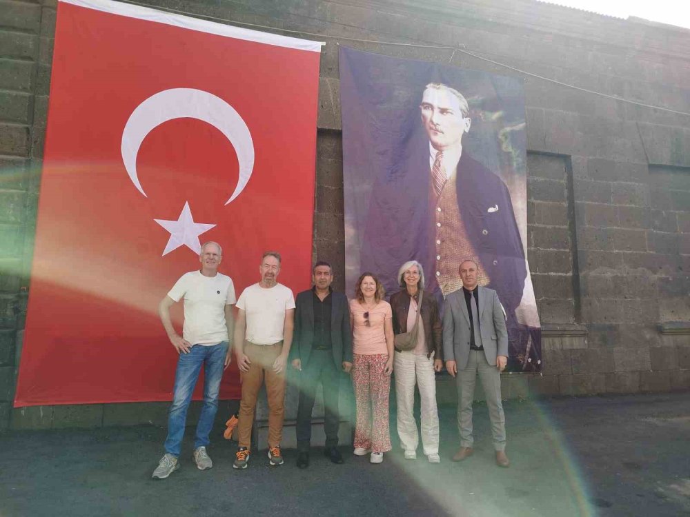 Kars’ta yangından kurtarılan turistlerden anlamlı ziyaret