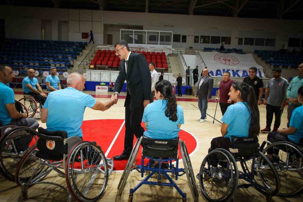 Vali Ali Çelik’ten engelli sporculara sandalye desteği