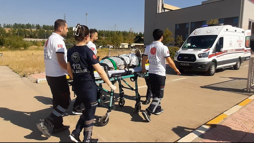 Diyarbakır'da kafasına demir düşen 83 yaşındaki hasta ambulans helikopterle hastaneye sevk edildi