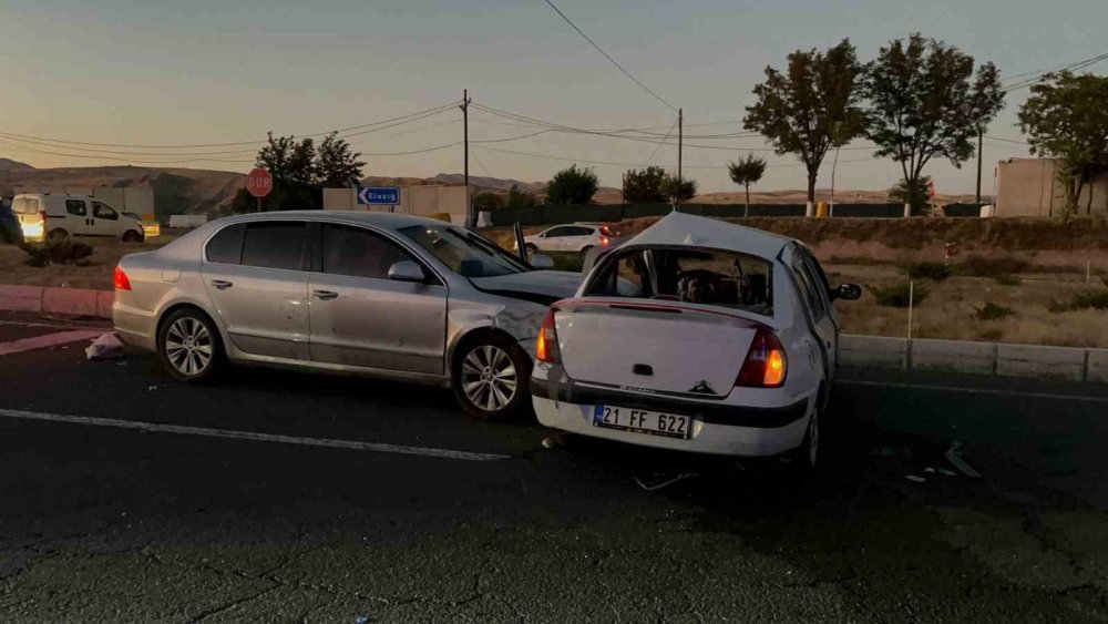 Elazığ’da iki otomobil çarpıştı: 8 kişi yaralandı