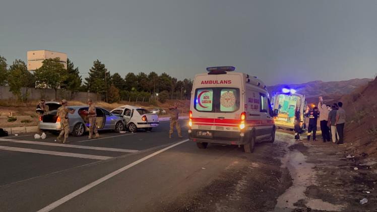 Elazığ’da iki otomobil çarpıştı: 8 kişi yaralandı