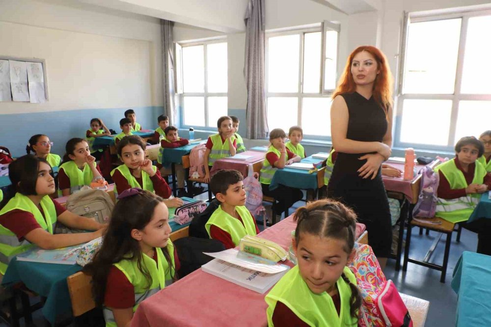 Hakkari Belediyesi tarafından öğrencilere çevre bilinci eğitimi