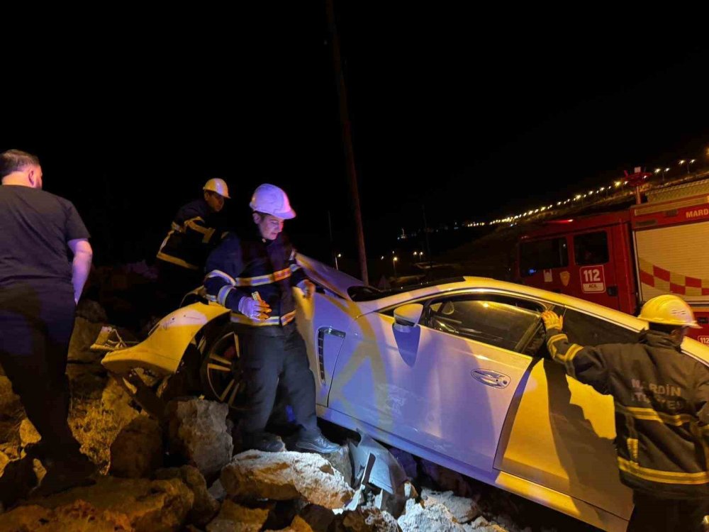 Mardin’de otomobil kayaya çarptı: 1 kişi yaralandı