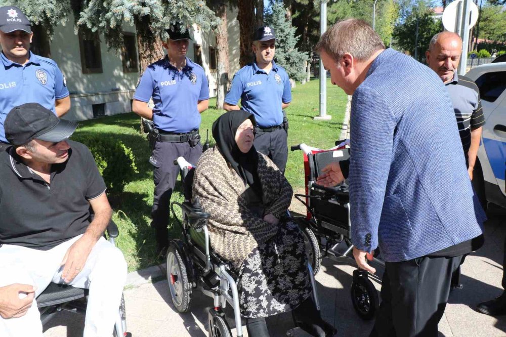 Akülü sandalyeye kavuşan kadın mutluluktan gözyaşlarını tutamadı