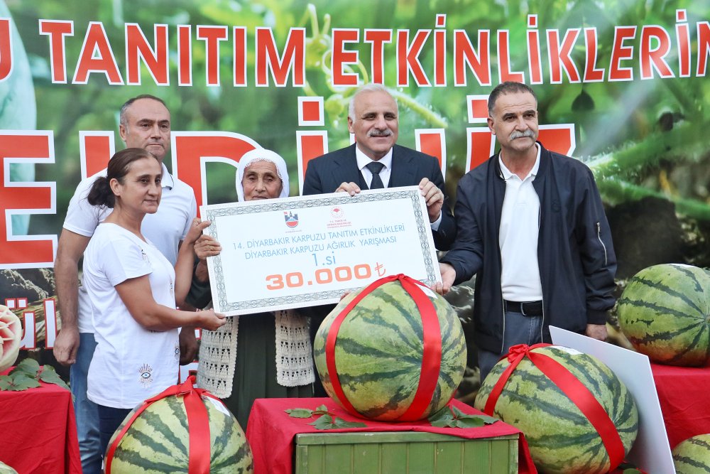 Diyarbakır'da 72 yaşındaki üreticinin 48 kilo 700 gramlık karpuzu, yarışmada 1'inci oldu