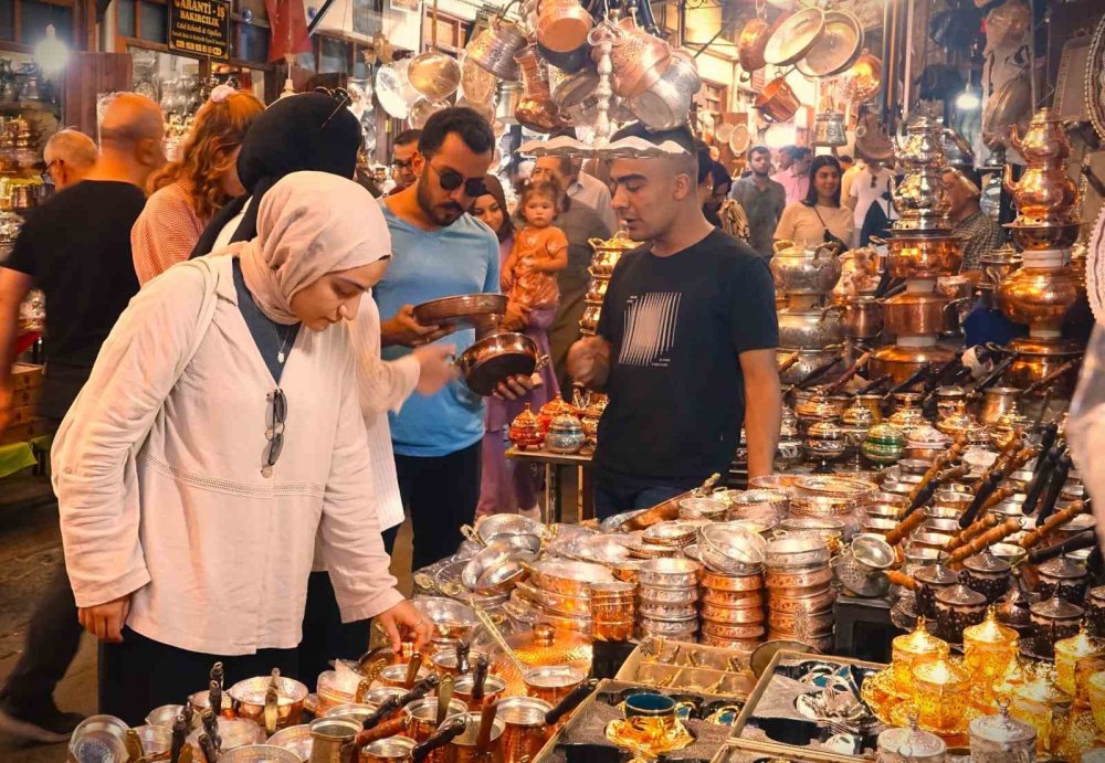 Gaziantep'te Tarihi Bakırcılar Çarşısı’nda asırlardır çekiç sesleri susmuyor