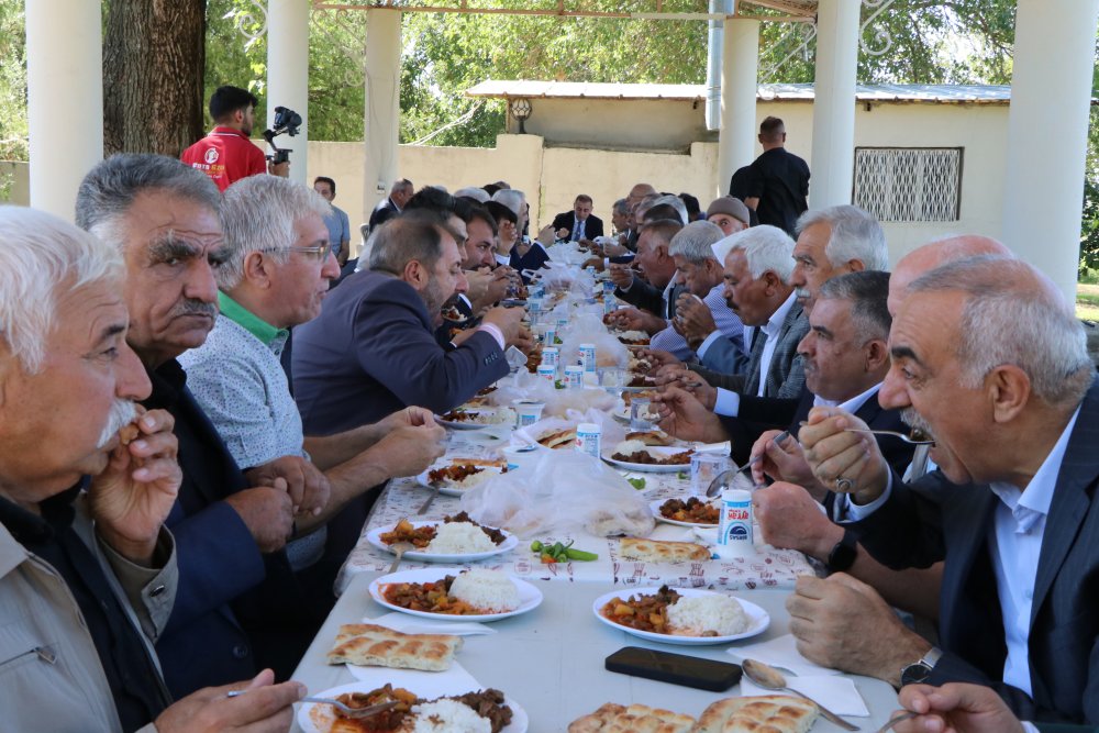 İlk buluşmada 3 kişi ölmüştü; husumetli aileler bu kez barışmak için bir araya geldi