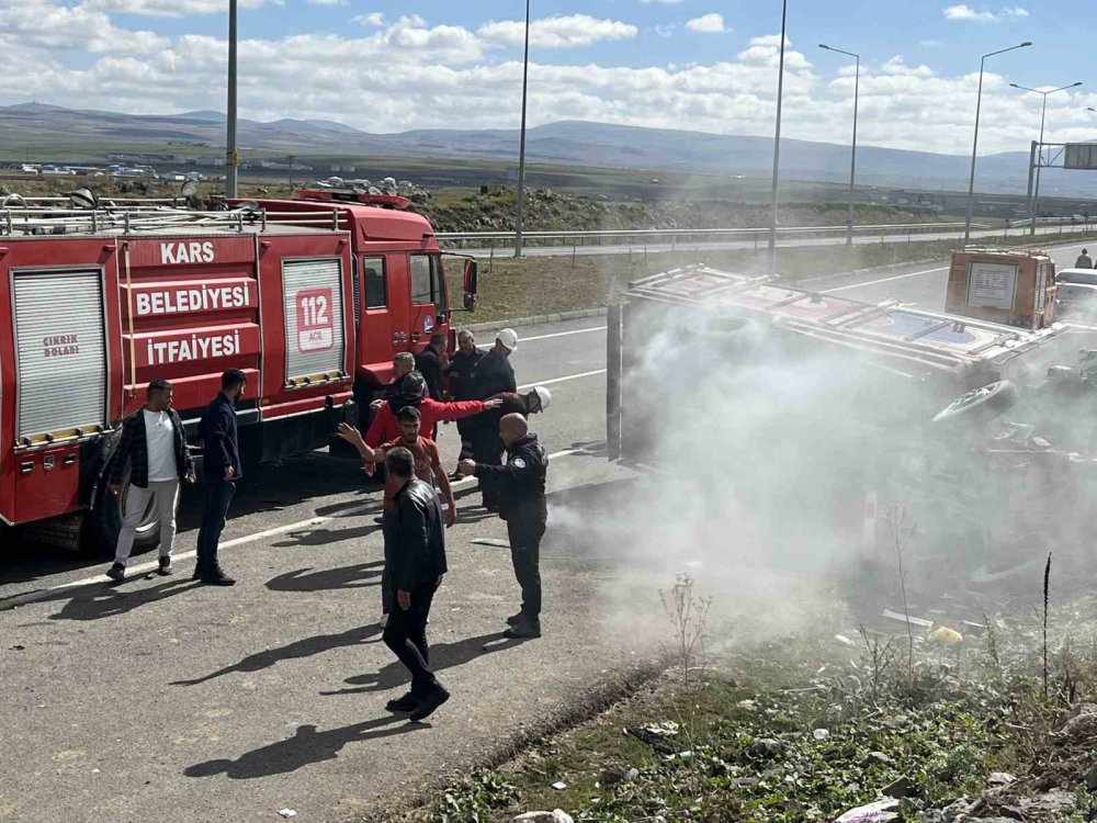 Kars’ta minibüs ile kamyon çarpıştı: 4 kişi yaralandı