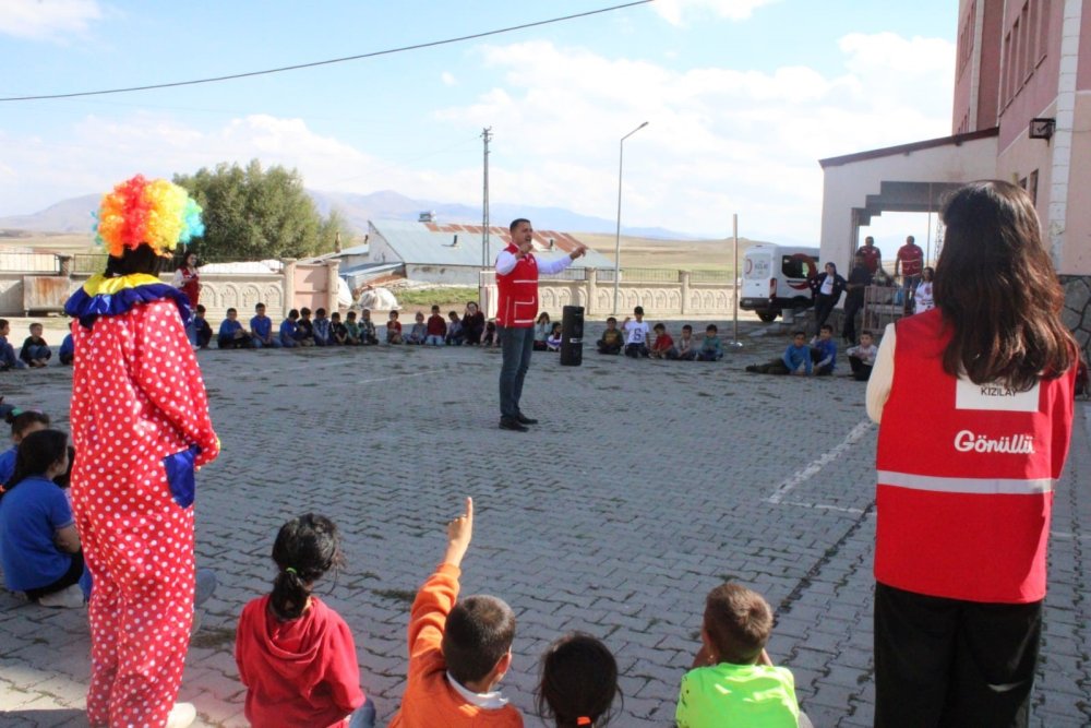 Türk Kızılay'ı, sağlıklı gülümseme için öğrencilerle buluştu