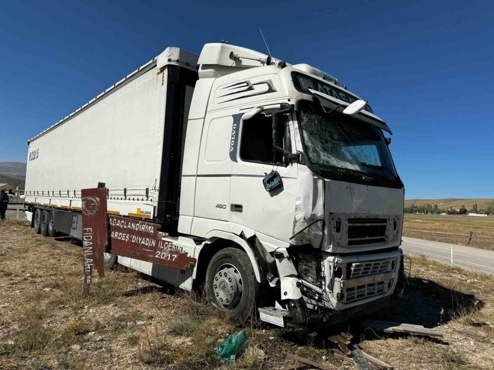 Ağrı’da yola kontrolsüz çıkan minibüs tırla çapıştı: 1’ağır, 3 kişi yaralandı