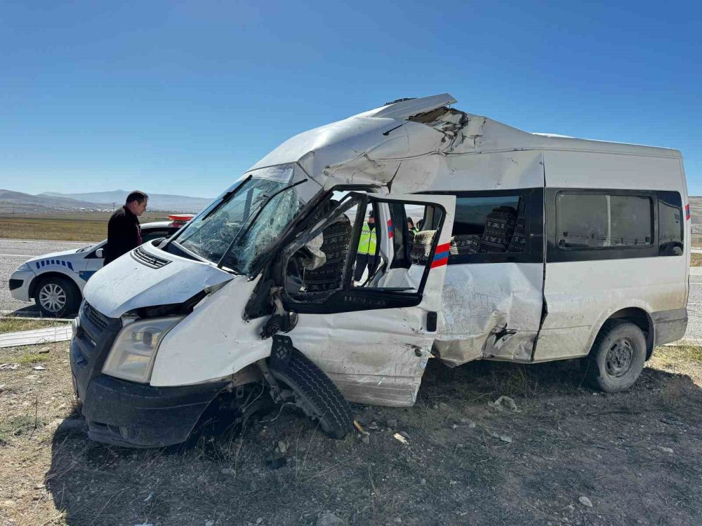 Ağrı’da yola kontrolsüz çıkan minibüs tırla çapıştı: 1’ağır, 3 kişi yaralandı