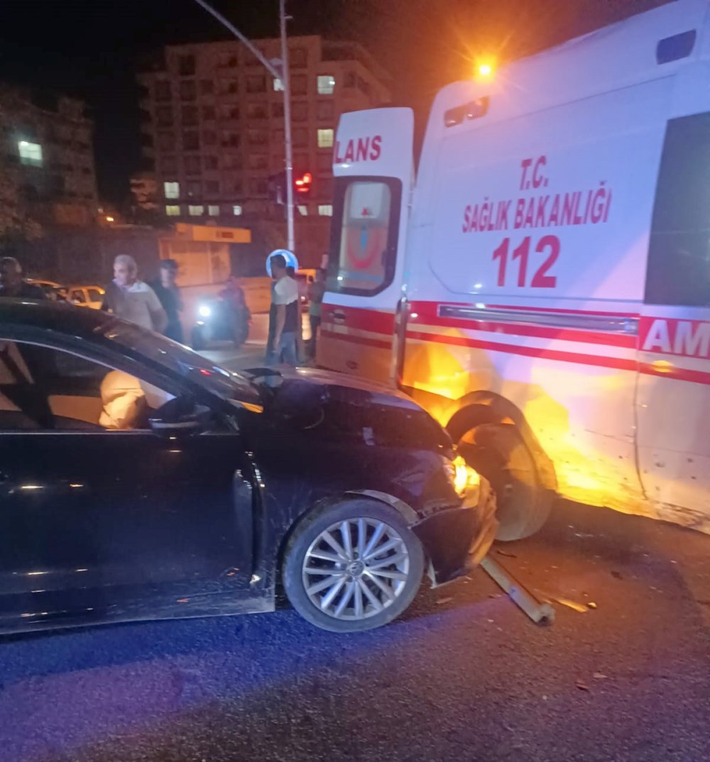 Gaziantep’te, ambulans ile otomobil çarpıştı: 2 kişi yaralandı