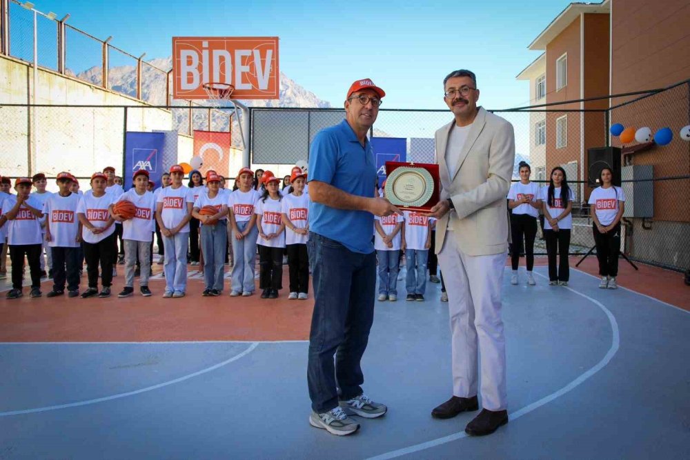 Hakkari’de Vali Çelik'in katılımıyla basketbol sahasının açılışı yapıldı