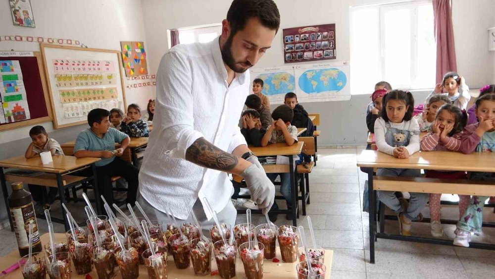 Van'da köy köy dolaşarak çocukları waffle ile buluşturuyor