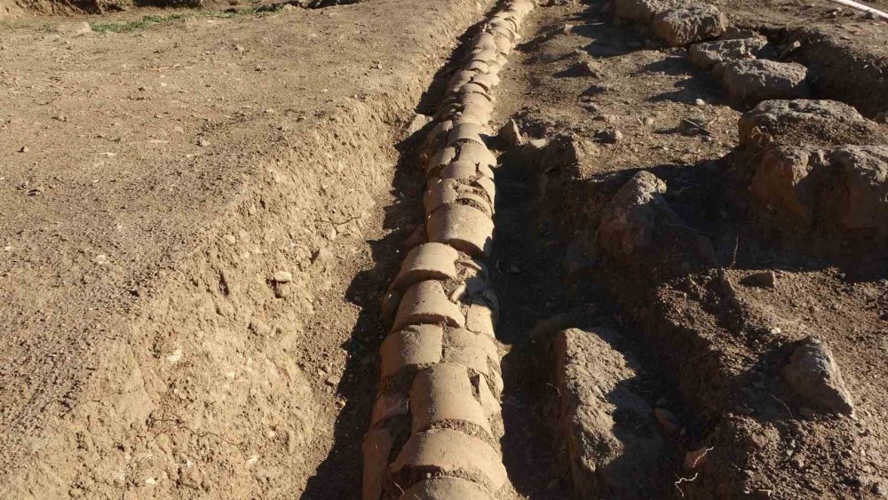 Bitlis Kalesi’nde yapılan kazılarda 500 yıllık su künkleri (su borusu) bulundu