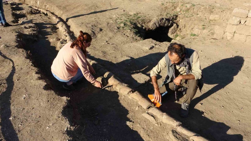 Bitlis Kalesi’nde yapılan kazılarda 500 yıllık su künkleri (su borusu) bulundu