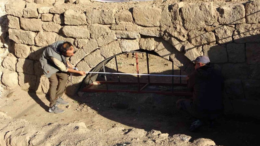 Bitlis Kalesi’nde yapılan kazılarda 500 yıllık su künkleri (su borusu) bulundu