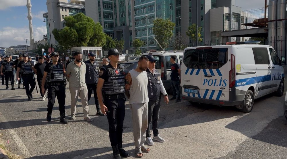 Gaziantep’te uzun namlulu silahlarla husumetlilerini tehdit eden kişiler adliyede