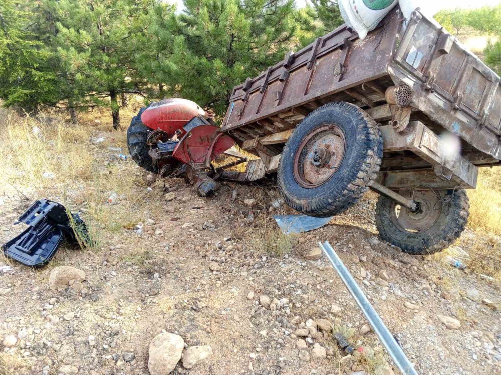 Malatya'da yolcu otobüsü ile traktör çarpıştı:  1 ölü 1 yaralı