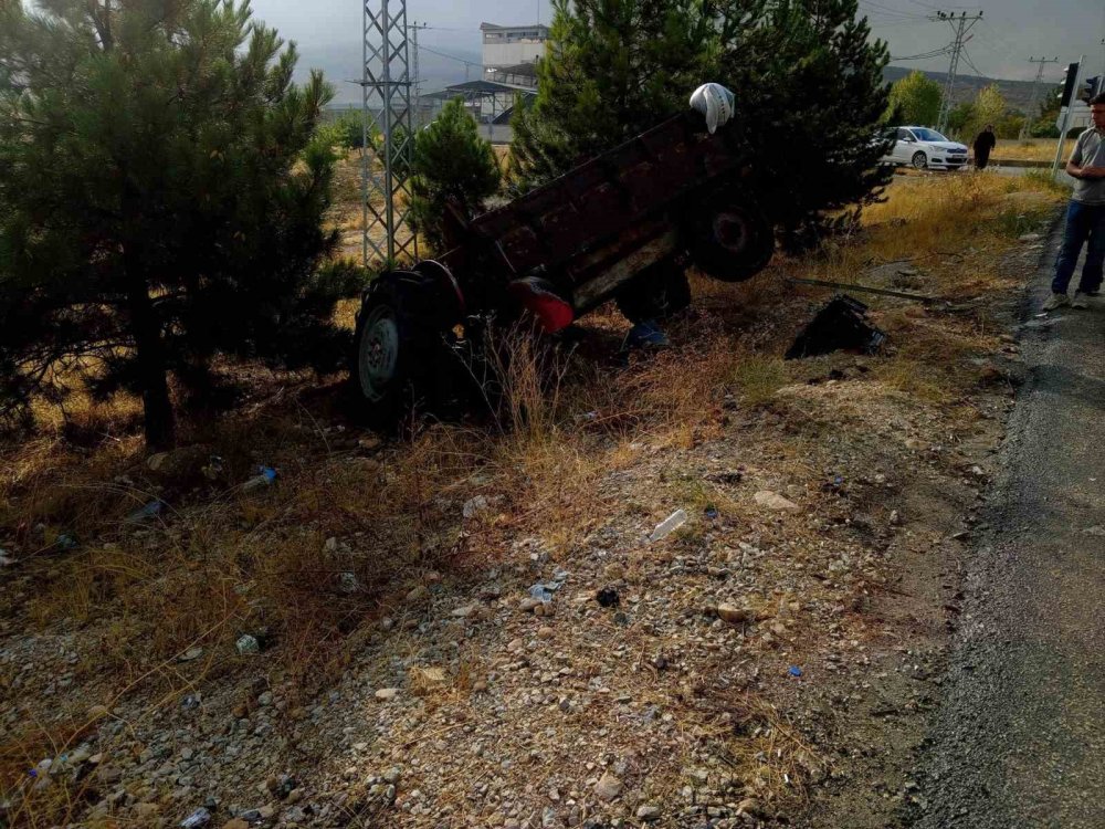 Malatya'da yolcu otobüsü ile traktör çarpıştı:  1 ölü 1 yaralı