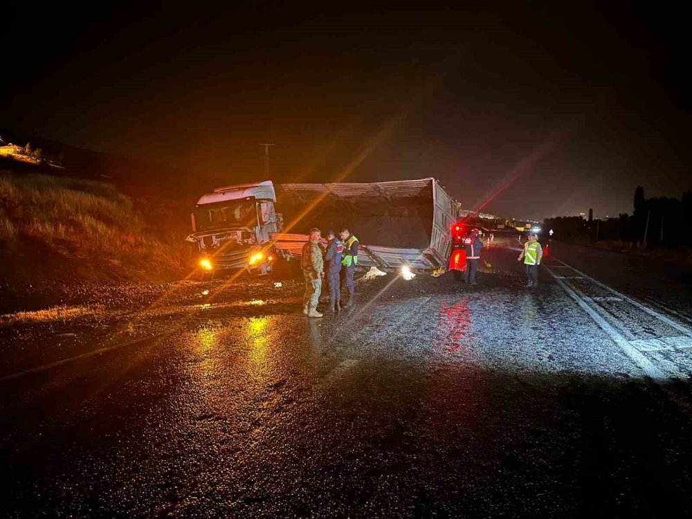 Malatya’da maden yüklü tır devrildi: 1 kişi yaralandı