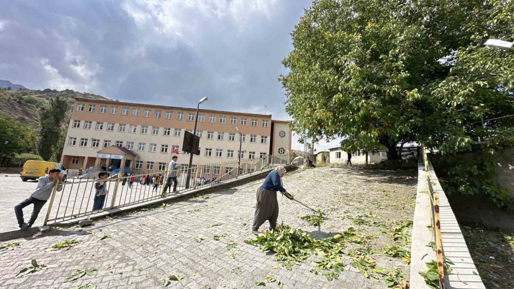 Okul yolunda öğrencilere ceviz ikramı