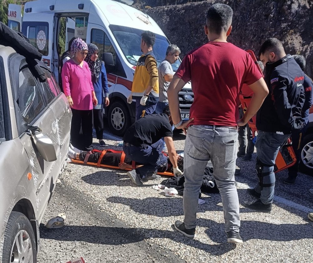 Malatya’da otomobil yön levhasına çarptı 4 kişi yaralandı