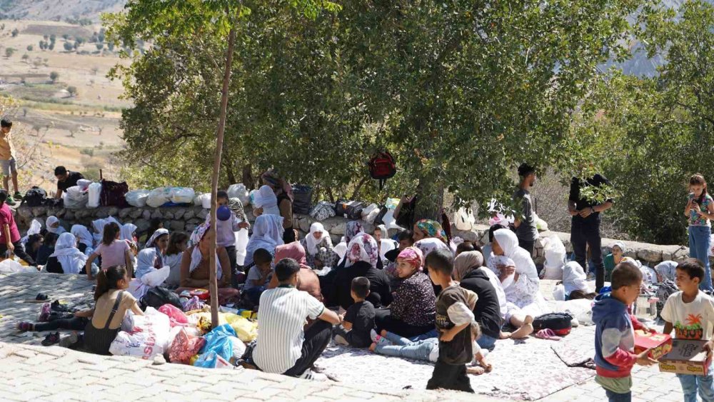 Şırnak-Balveren’de yaklaşık 10 bin kişi 300 yıllık gelenek için bir araya geldi