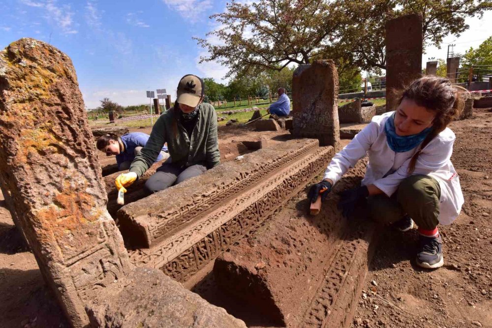 Bitlis'te tarihi mezarlıktan 6 sanduka gün yüzüne çıkarıldı