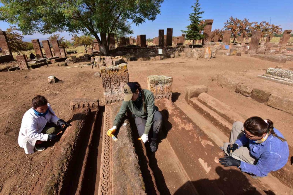 Bitlis'te tarihi mezarlıktan 6 sanduka gün yüzüne çıkarıldı