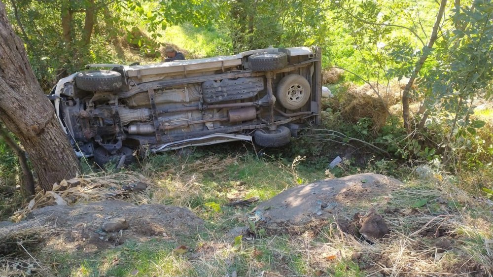 Yüksekova'da kamyonet şarampole yuvarlandı: 1 yaralı