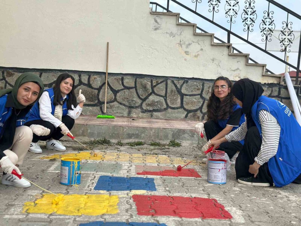 Ağrı’da okul bahçeleri oyun alanlarına dönüştü