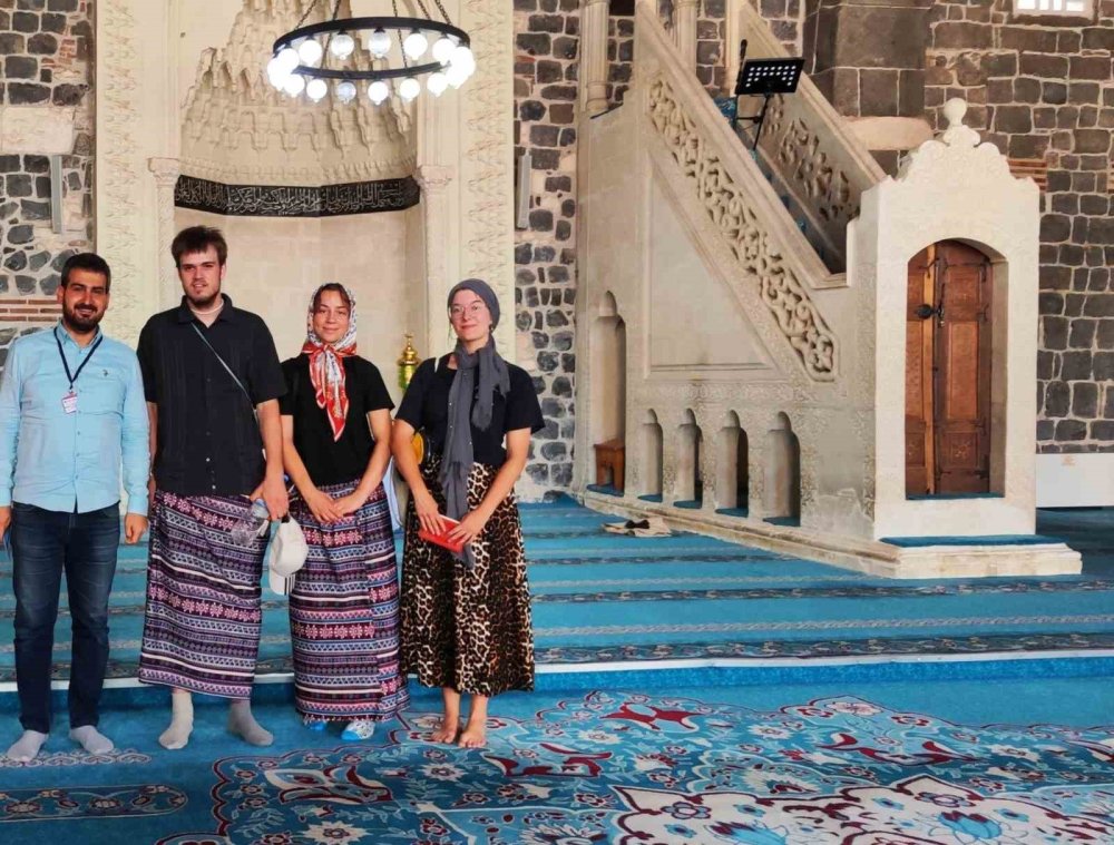 Diyarbakır Ulu Cami’de yabancı turistler etek giydi