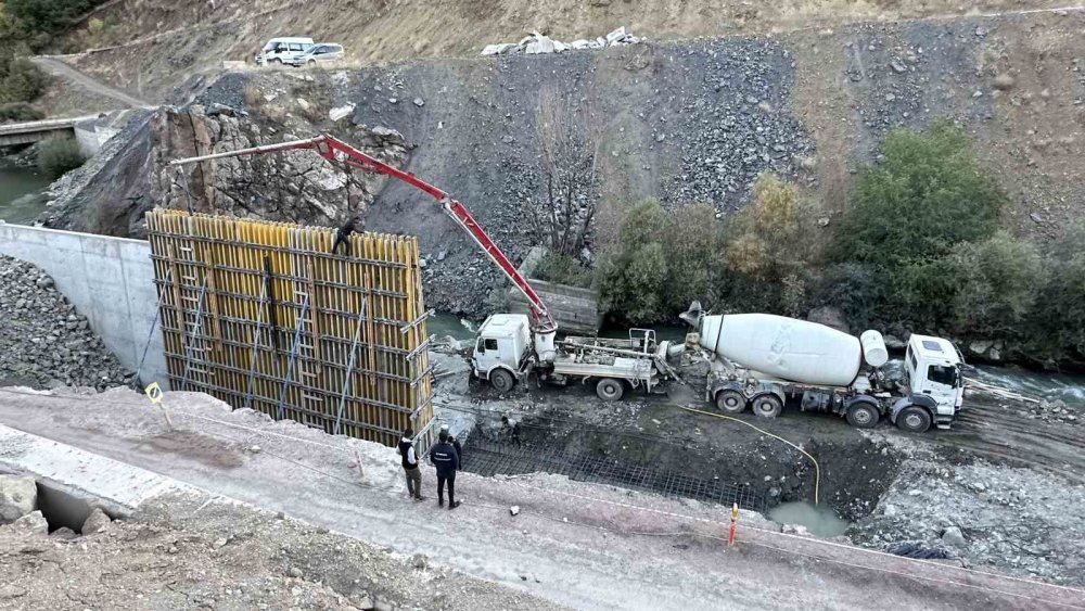 Yüksekova’da tünelde asfaltlama ve aydınlatma çalışmaları bitmek üzere