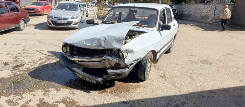 Adıyaman'da iki otomobilin çarpıştığı kazada 1 kişi yaralandı