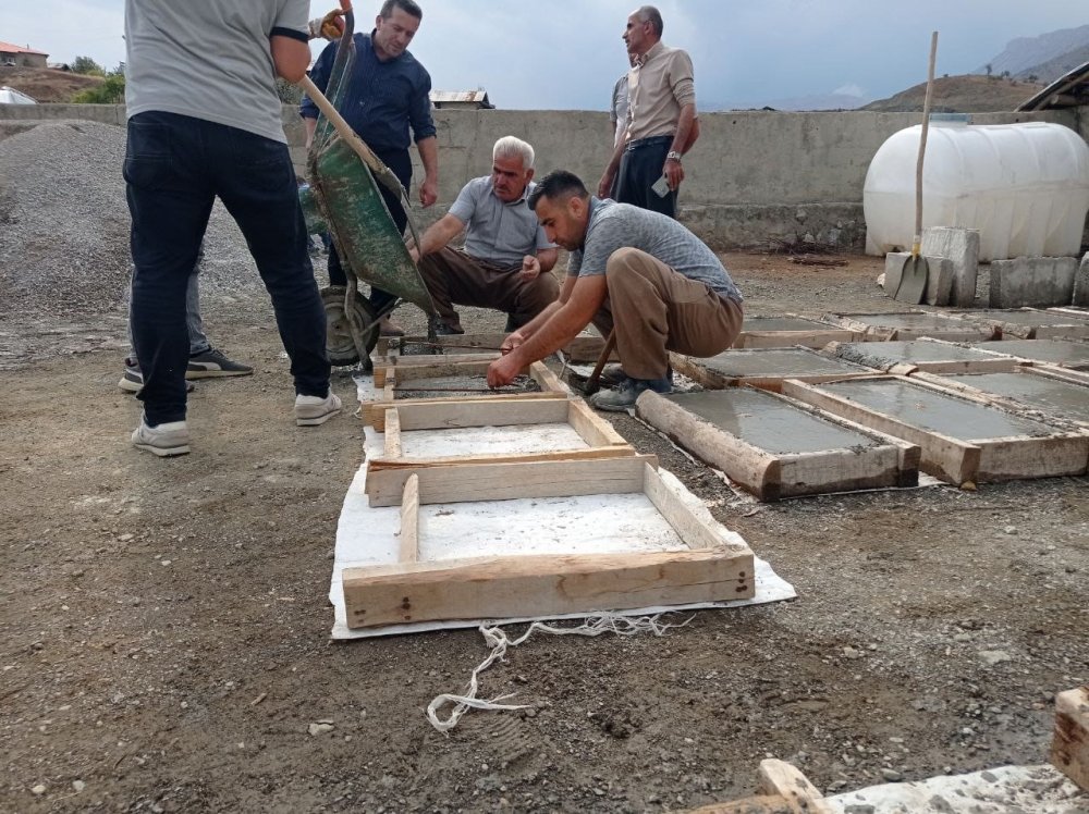 Evinin bahçesinde yaptığı mezar taşlarını ücretsiz dağıtıyor