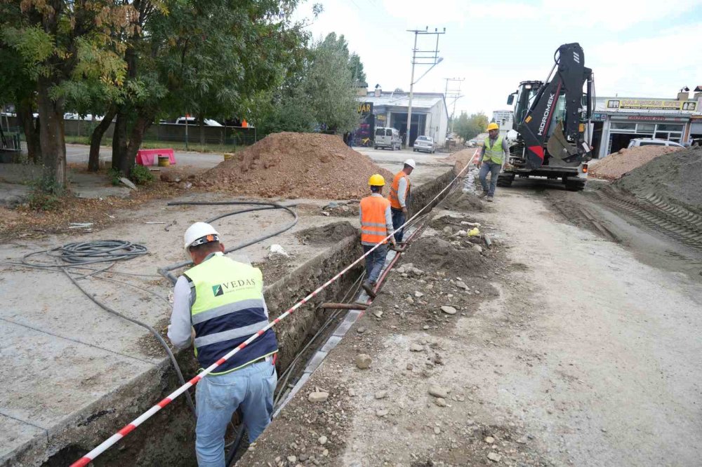 Muş’ta elektrik şebekesi çalışmalarla yer altına alındı