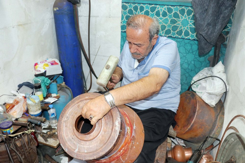 Antep'te 3 metrekarelik dükkanında 70 yıldır bakır işliyor