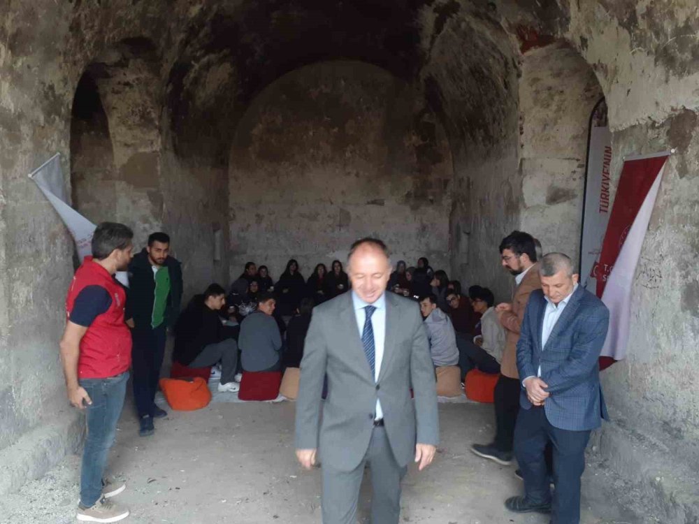 Erzurum'da lise öğrencileri tabyada tarih dersi görmeye devam ediyor