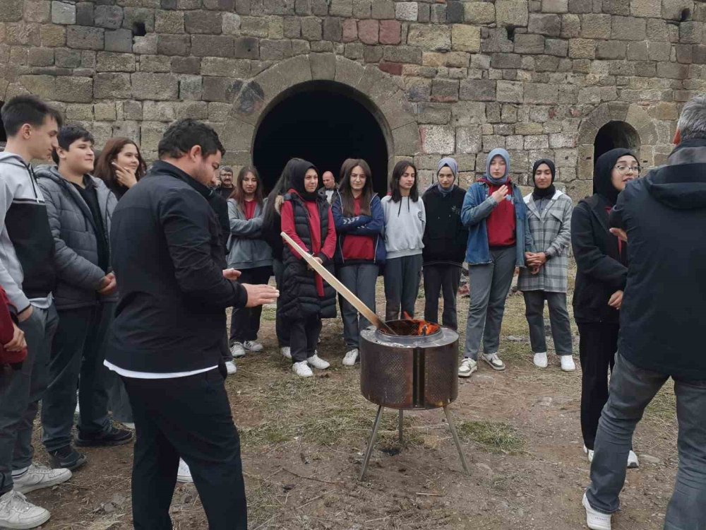 Erzurum'da lise öğrencileri tabyada tarih dersi görmeye devam ediyor