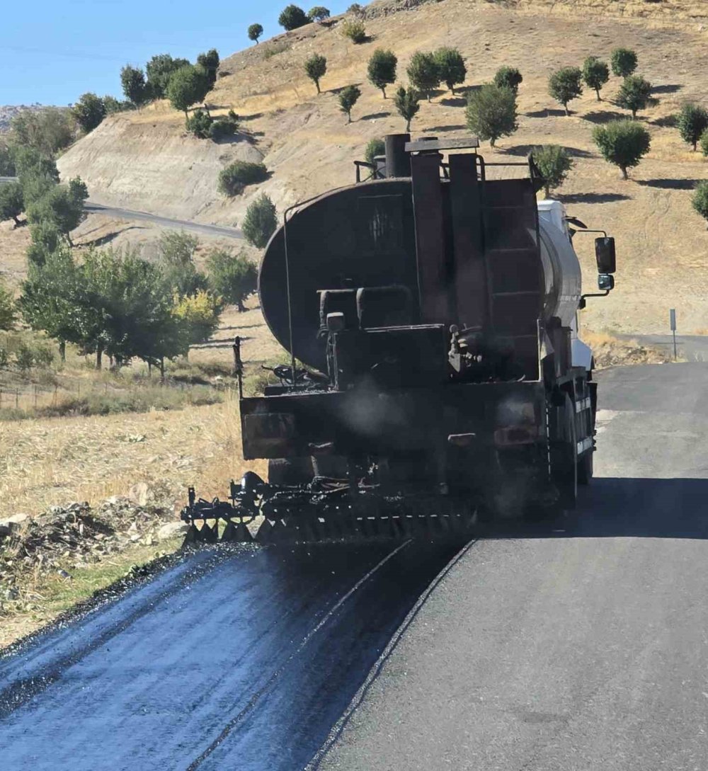 Köy yollarında asfalt çalışması sürüyor