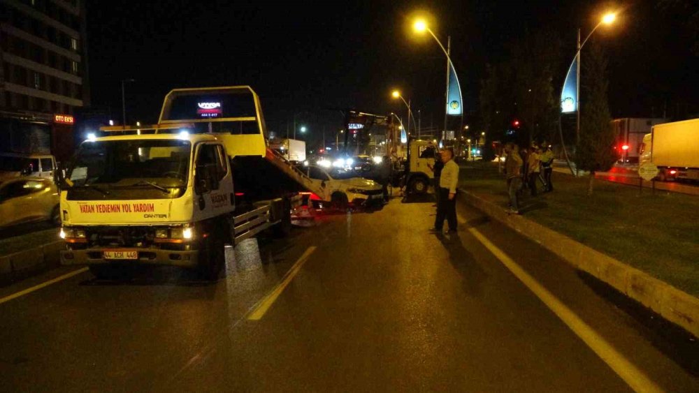 Malatya'da refüje çarpan otomobil takla atıp metrelerce sürüklendi: 5 yaralı